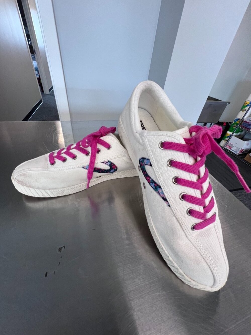 Tretorn White Canvas Sneakers Floral Logo Pink Laces Women's US 9 med.